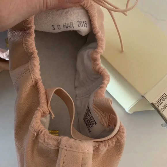 Ladies BLOCH BALLET SLIPPERS size 4.5 C pink worn once excellent condition - Picture 6 of 6